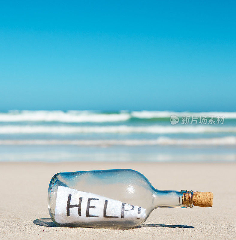 "救命"瓶子里的纸条扔在荒芜的海滩上